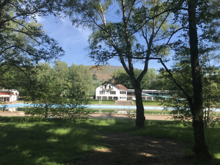 Unser Schwimmbad benötigt dringend Hilfe.